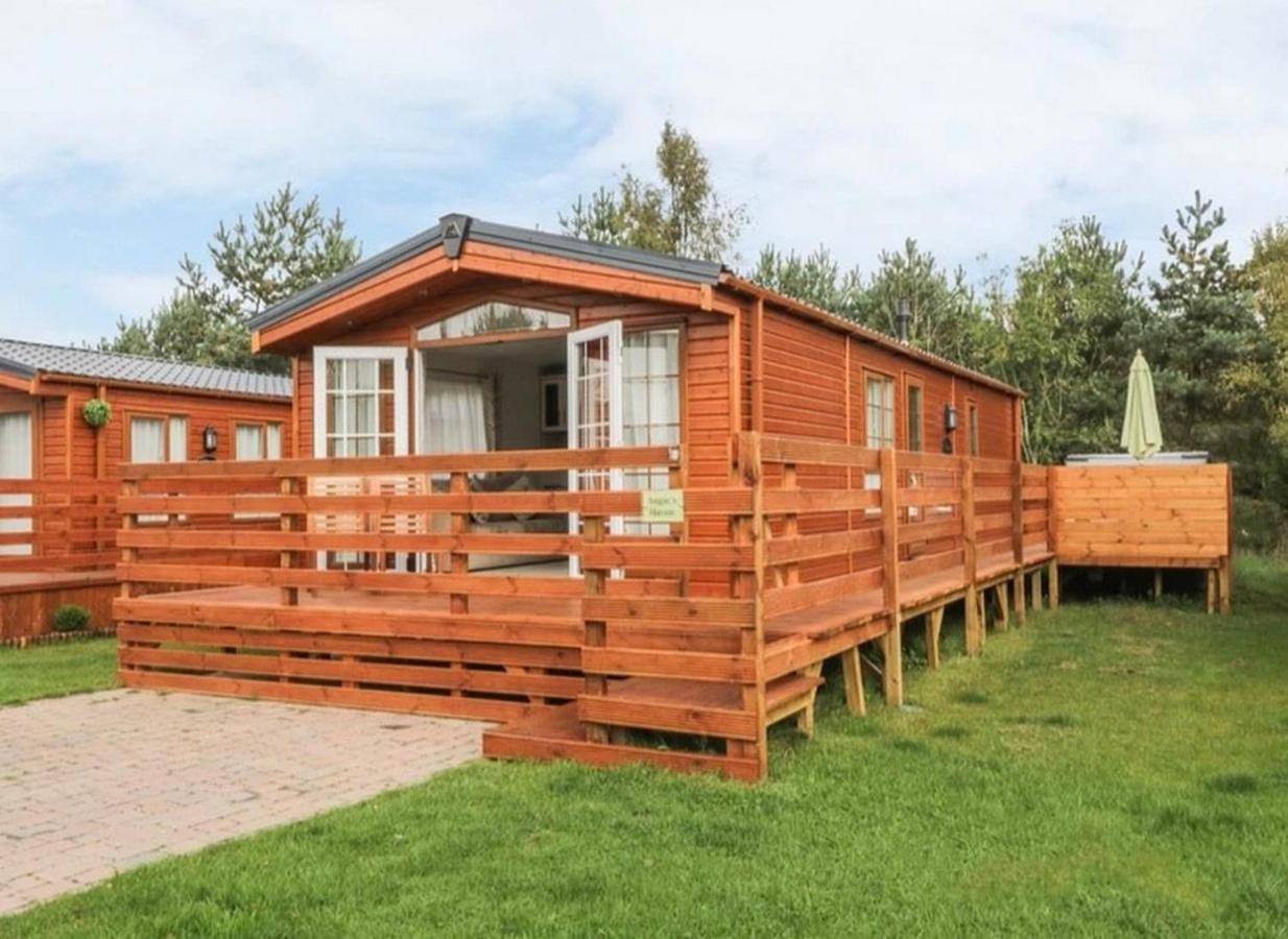 Angie'S Haven, Superb 2 Bedroom Lodge With Hot Tub - Sleeps 6 - Felmoor Park มอร์เพท ภายนอก รูปภาพ
