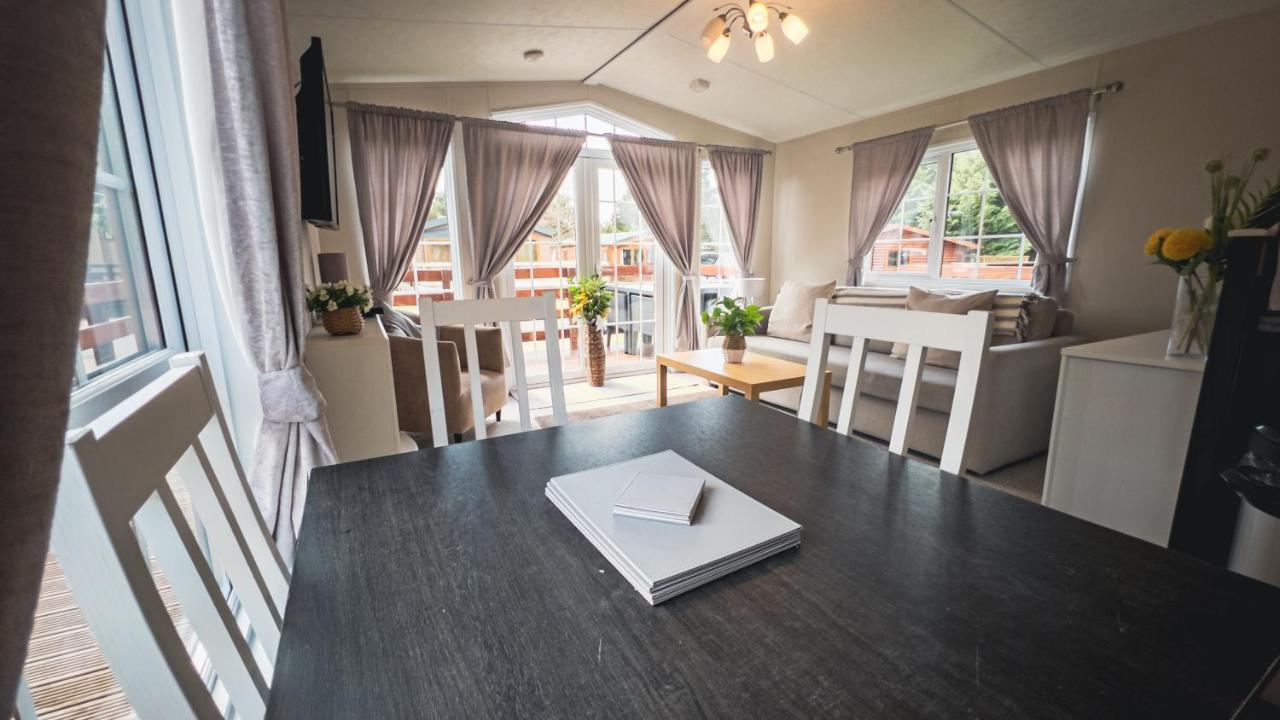 Angie'S Haven, Superb 2 Bedroom Lodge With Hot Tub - Sleeps 6 - Felmoor Park มอร์เพท ภายนอก รูปภาพ