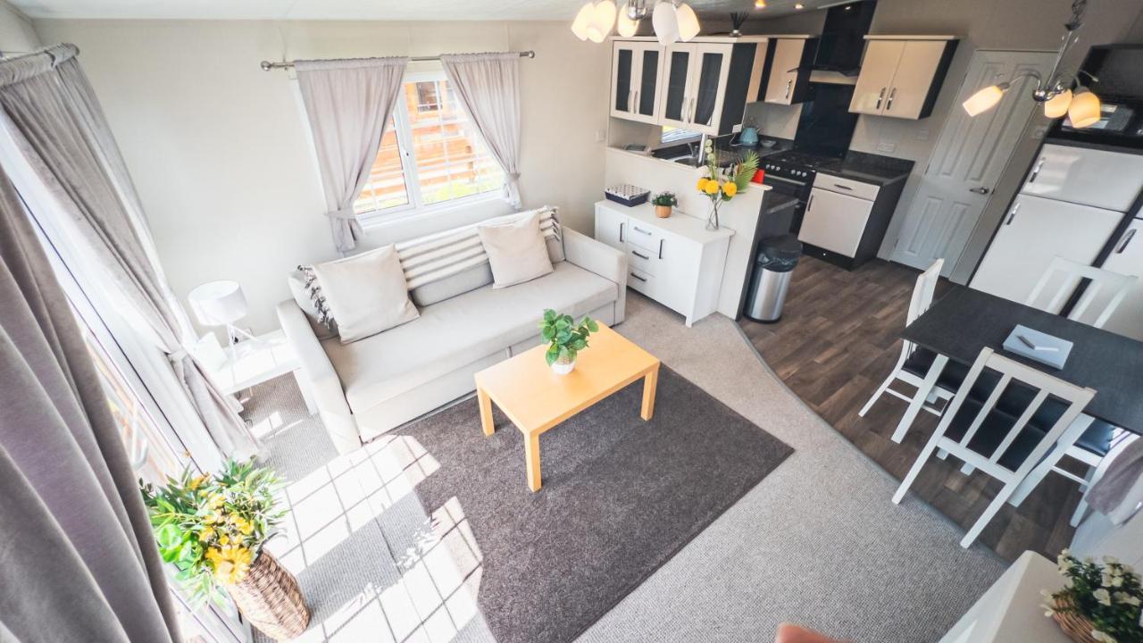 Angie'S Haven, Superb 2 Bedroom Lodge With Hot Tub - Sleeps 6 - Felmoor Park มอร์เพท ภายนอก รูปภาพ