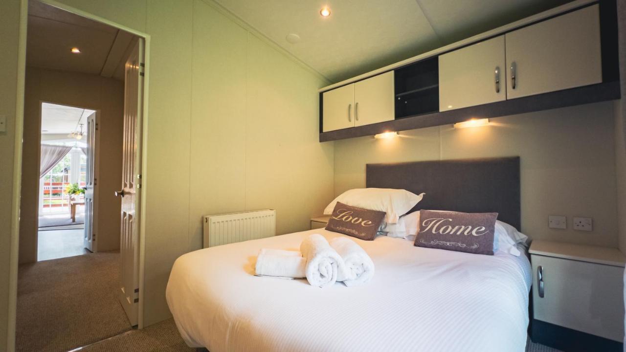 Angie'S Haven, Superb 2 Bedroom Lodge With Hot Tub - Sleeps 6 - Felmoor Park มอร์เพท ภายนอก รูปภาพ